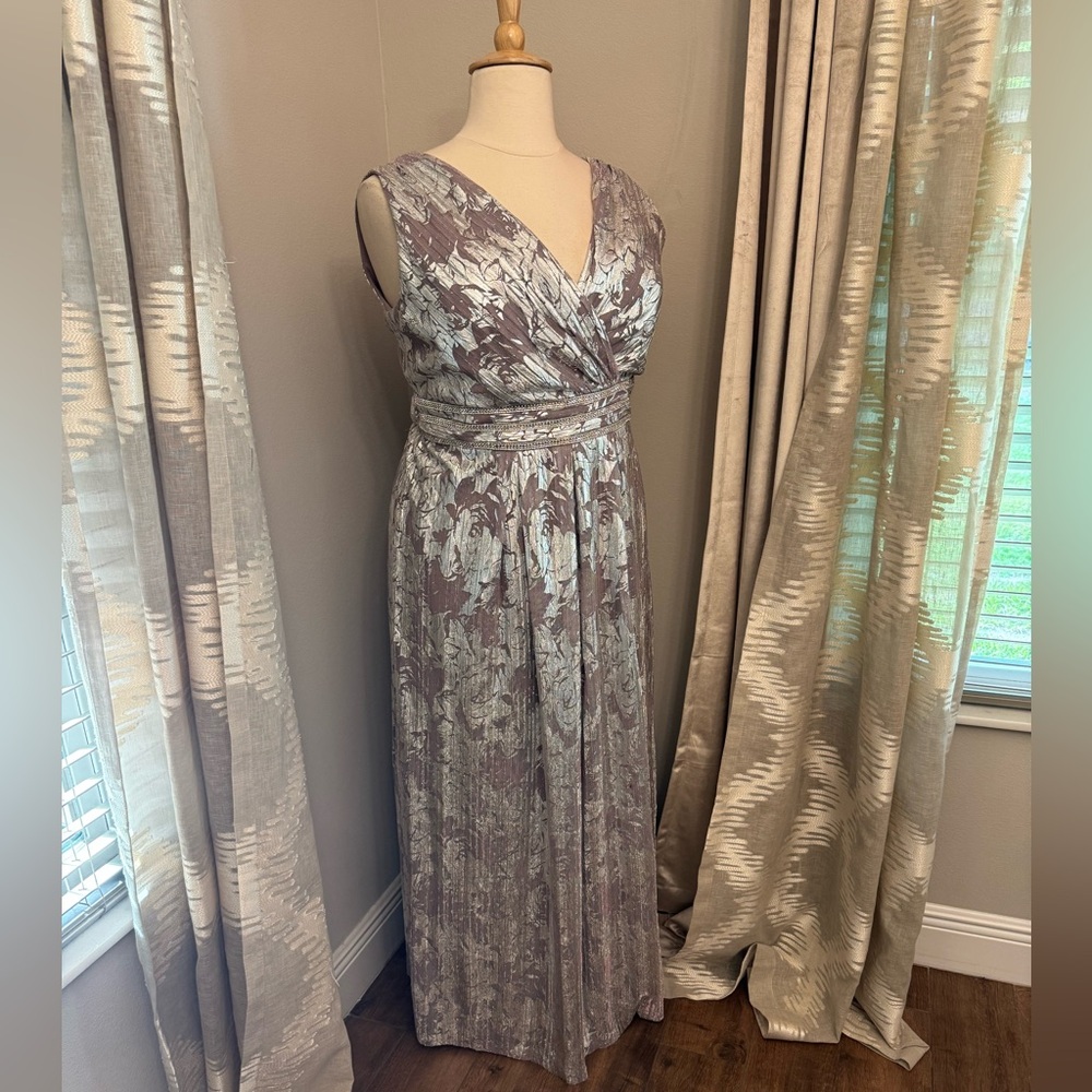 Plus Dress đź’ś - Picture 3 of 10